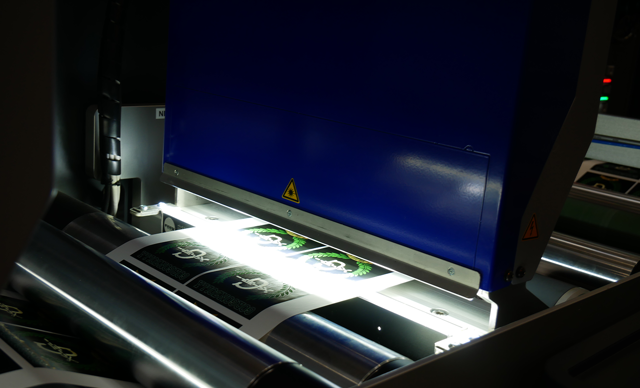 Inspection Platform - The web guide with ultrasonic sensors is fitted as standard and has a built-in splice table with two air-controlled clamps